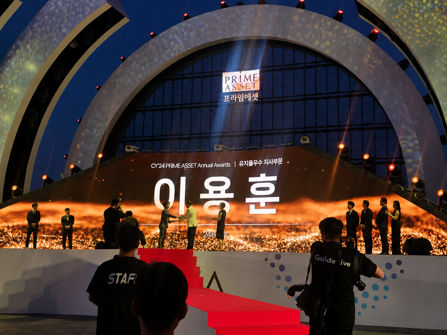 2025년 두바이 CY24 유지율우수 지사부문 시상 무대에 이용훈 이름이 표시된 모습